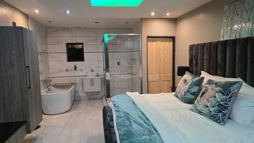 Executive Suite | Bathroom | Separate tub and shower, towels, soap, shampoo