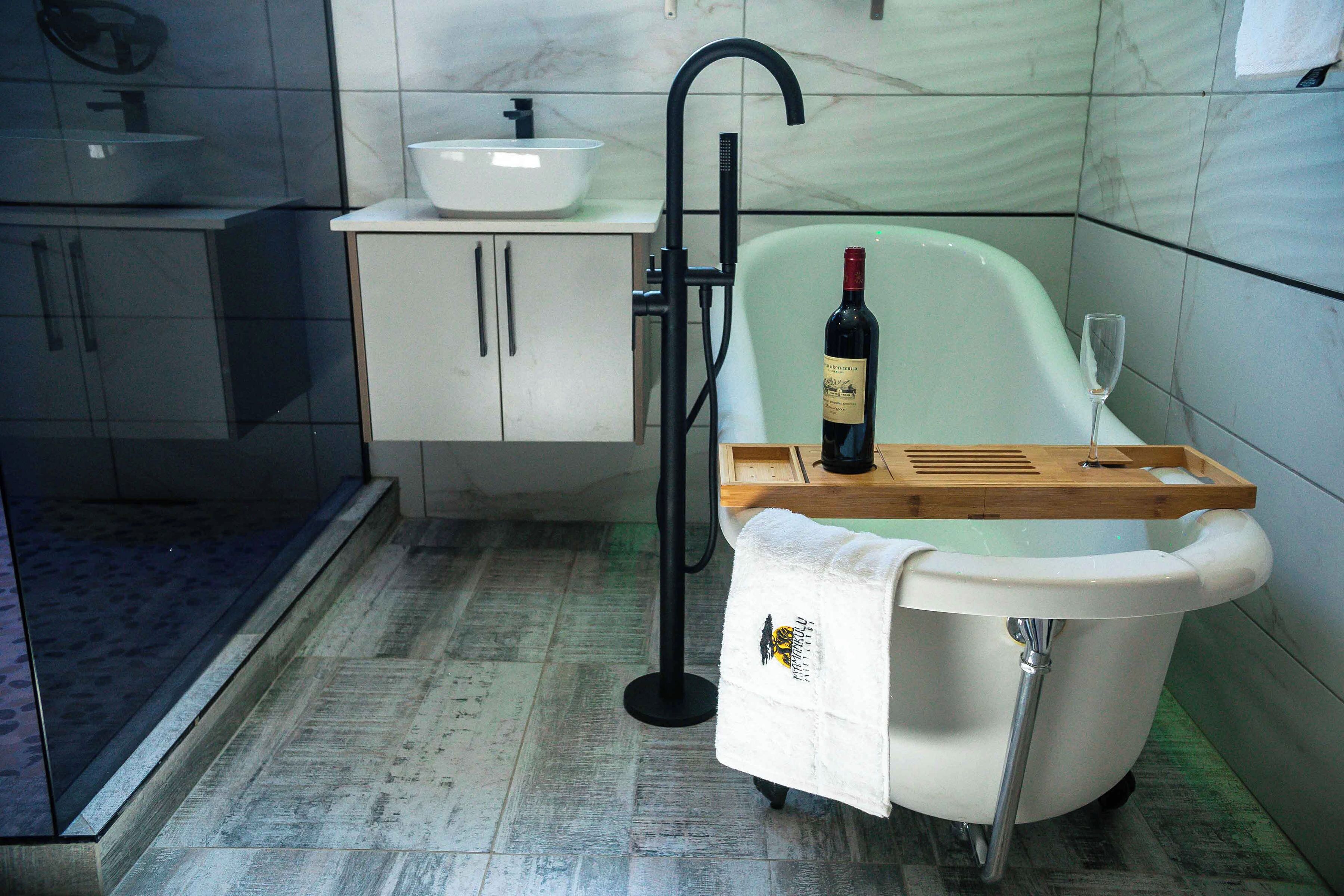 Un bagno con una vasca, un lavandino e un water.