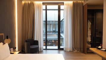 Deluxe Double Room | Minibar, in-room safe, desk, laptop workspace