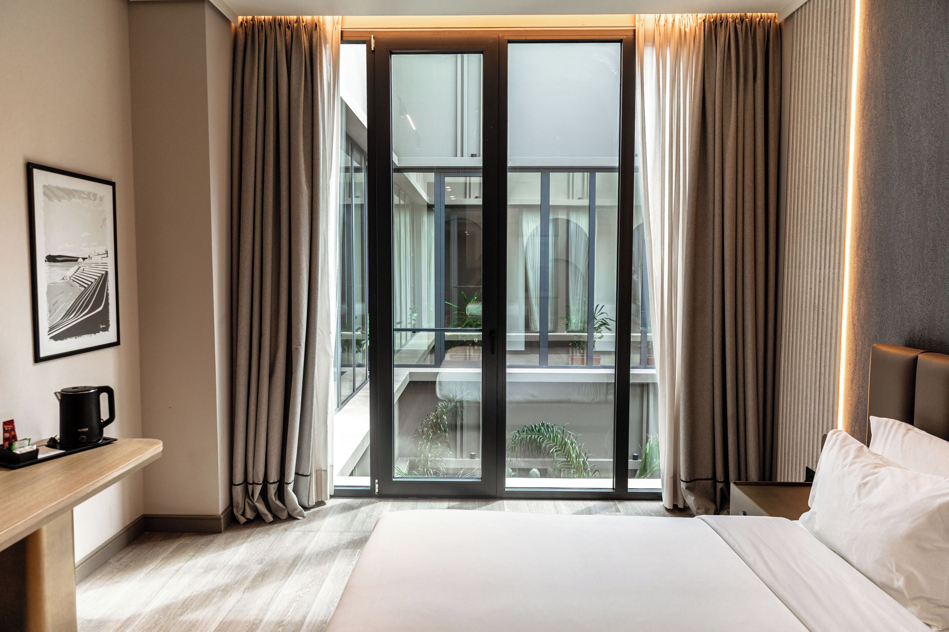 Kamar Double Deluks | Minibar, brankas, meja kerja, dan ruang kerja ramah laptop