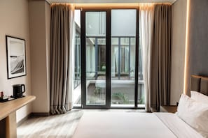 豪華雙人房 | 迷你吧、客房內保險箱、書桌、筆電工作空間