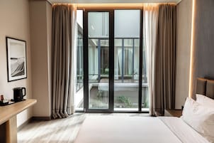 Kahden hengen deluxe-huone | Minibaari, tallelokero huoneessa, työpöytä