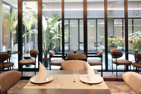 供应早餐、午餐和晚餐,地中海菜