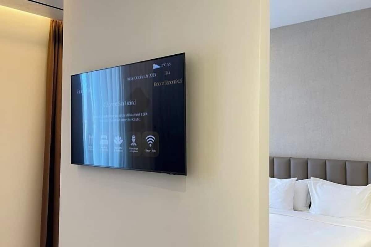 Minibar, safe på rommet, skrivebord og skrivebord for bærbar PC