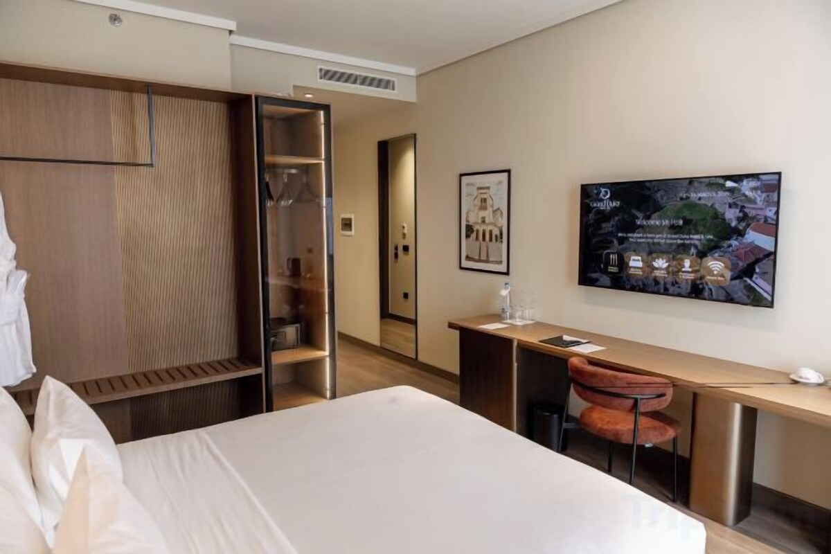 Minibar, in-room safe, desk, laptop workspace