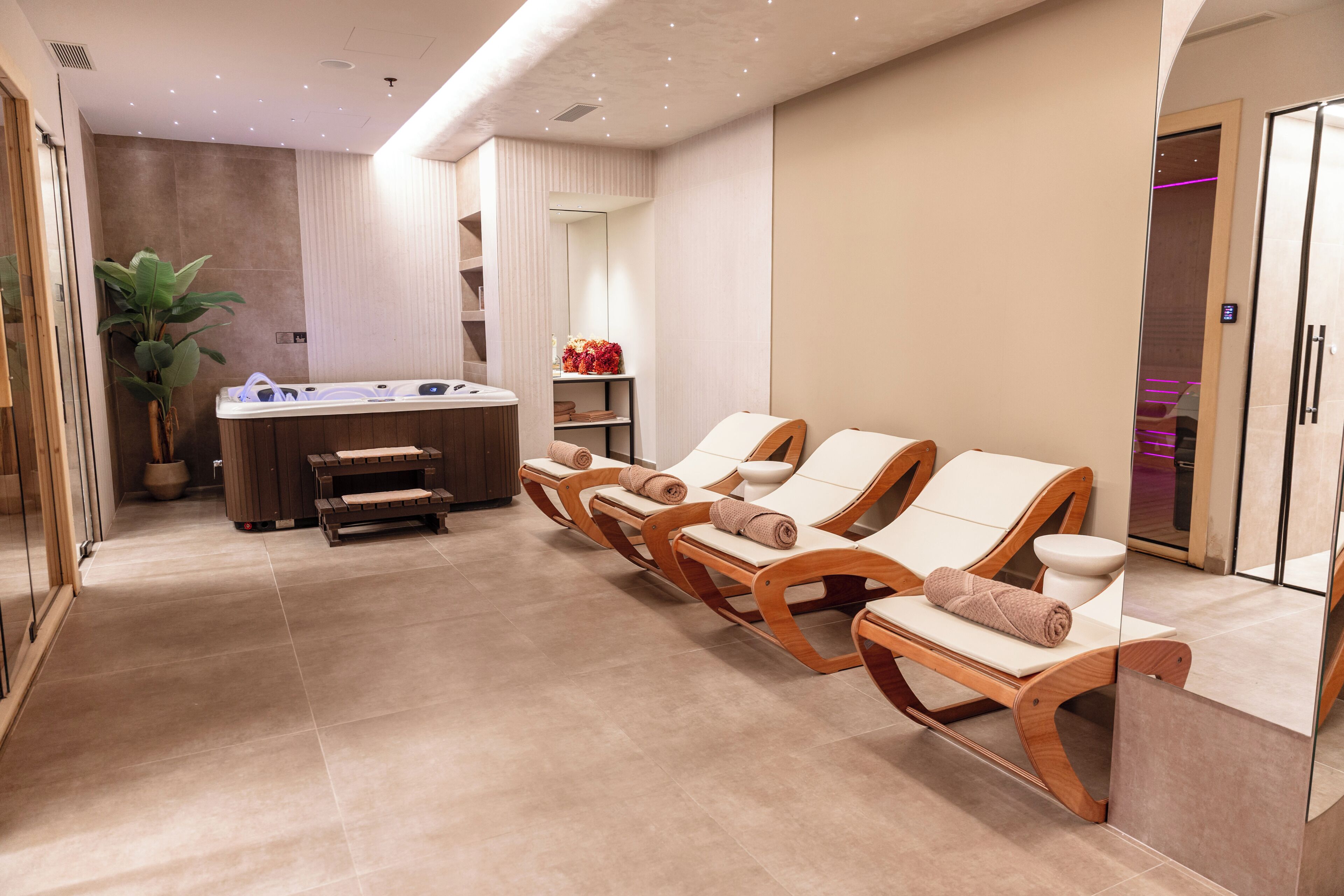 Couples treatment room(s), sauna, hot tub, steam room