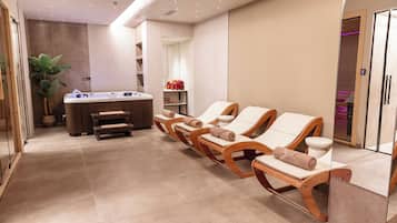 Couples treatment room(s), sauna, hot tub, steam room