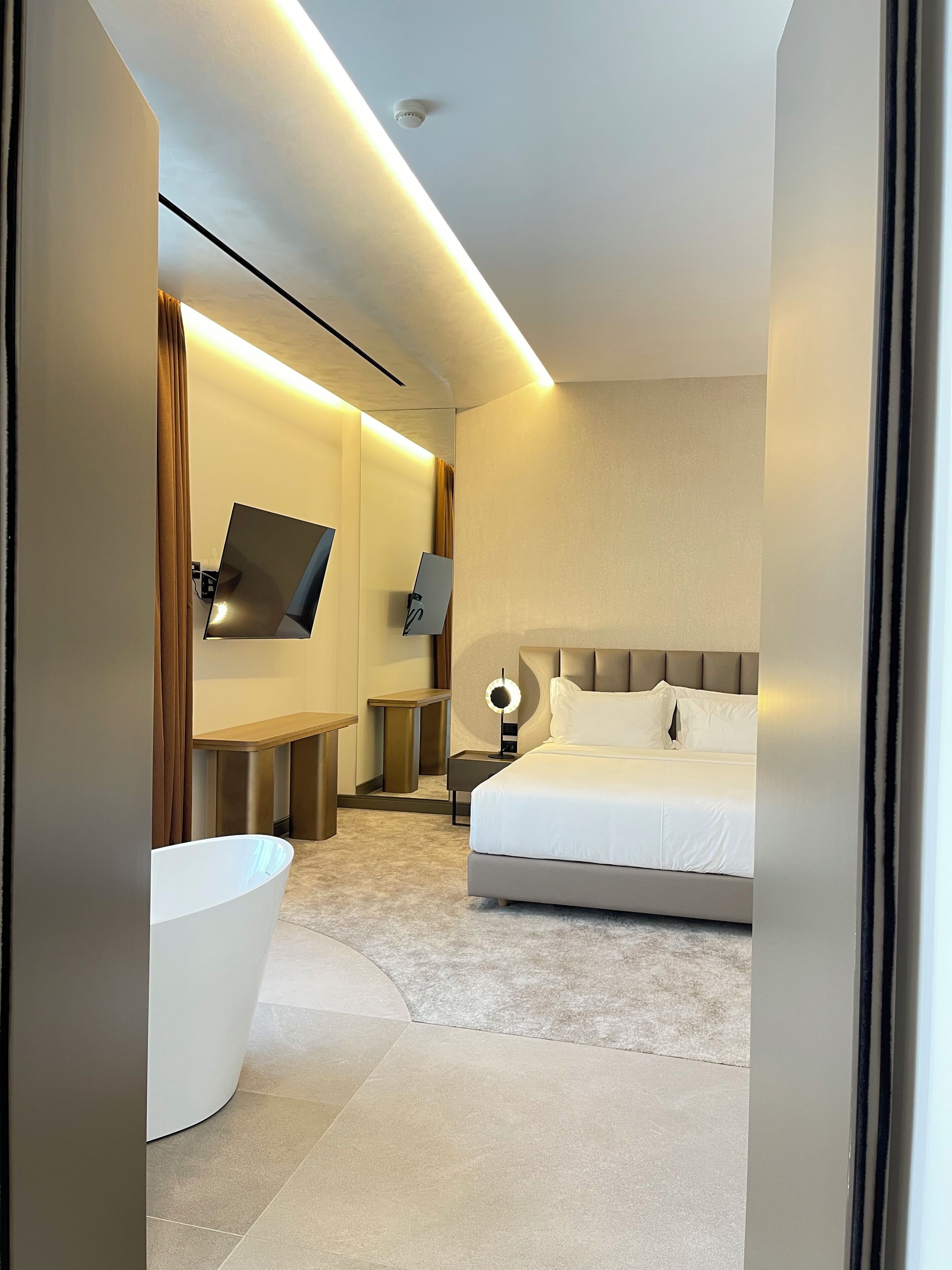 Suite júnior, balcó, vistes a la ciutat | Minibar, caixa forta a l'habitació i escriptori 