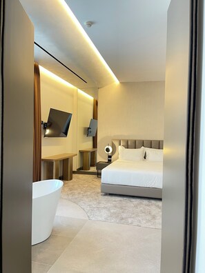 Minibar, coffres-forts dans les chambres, bureau