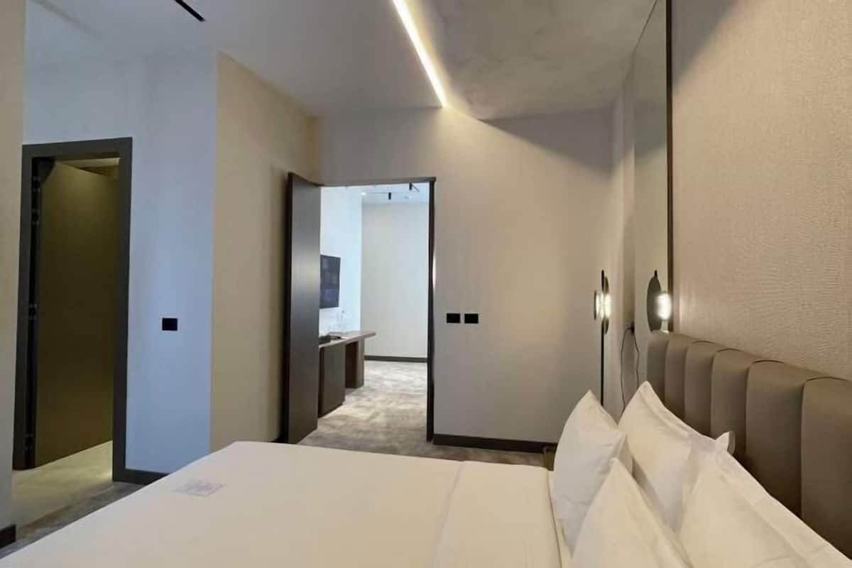 Minibar, safe på rommet, skrivebord og skrivebord for bærbar PC