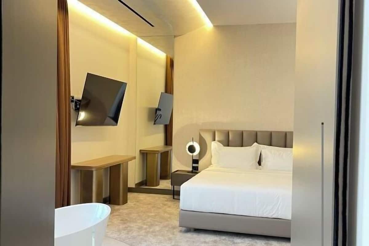 Minibar, safe på rommet, skrivebord og skrivebord for bærbar PC