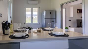 Appartamento, vista vigneti | Cucina privata | Frigorifero con congelatore, microonde, forno, piano cottura