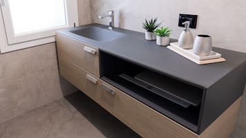 Căn hộ, quang cảnh vườn nho | Phòng tắm | Buồng tắm vòi sen, đồ dùng nhà tắm miễn phí, máy sấy tóc