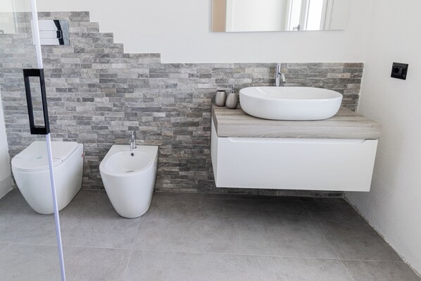 Apartment, Vineyard View | Bathroom | Shower, free toiletries, hair dryer, towels