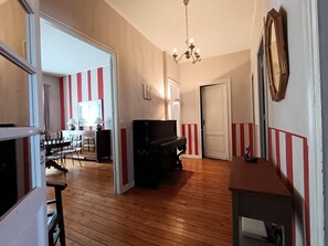 Interior - Quiet family apartment, 5 min from St Jean station (Bordeaux)