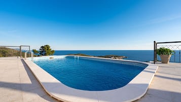 Piscine extérieure, piscine chauffée