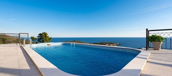 3-bedroom villa Maris with Private Pool and Postcard View in marvelous Lustica.