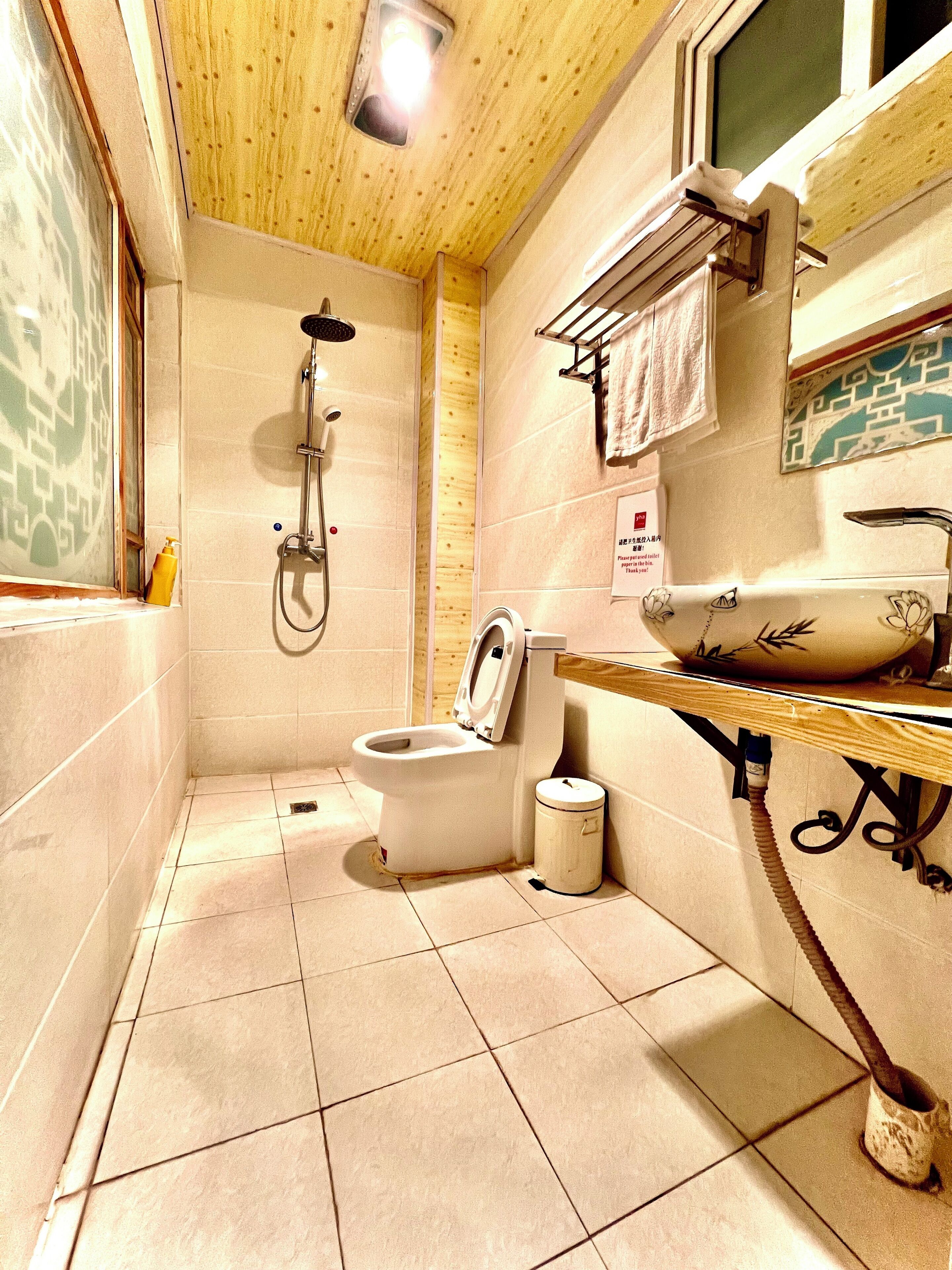 Un bagno piccolo con doccia, WC e lavandino.