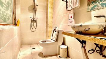 Un bagno piccolo con doccia, WC e lavandino.