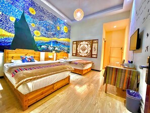 Escritorio y espacio para trabajar con laptop 