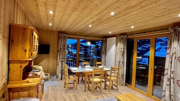 Apartment, 2 Bedrooms, Balcony, Mountain View | Dining room