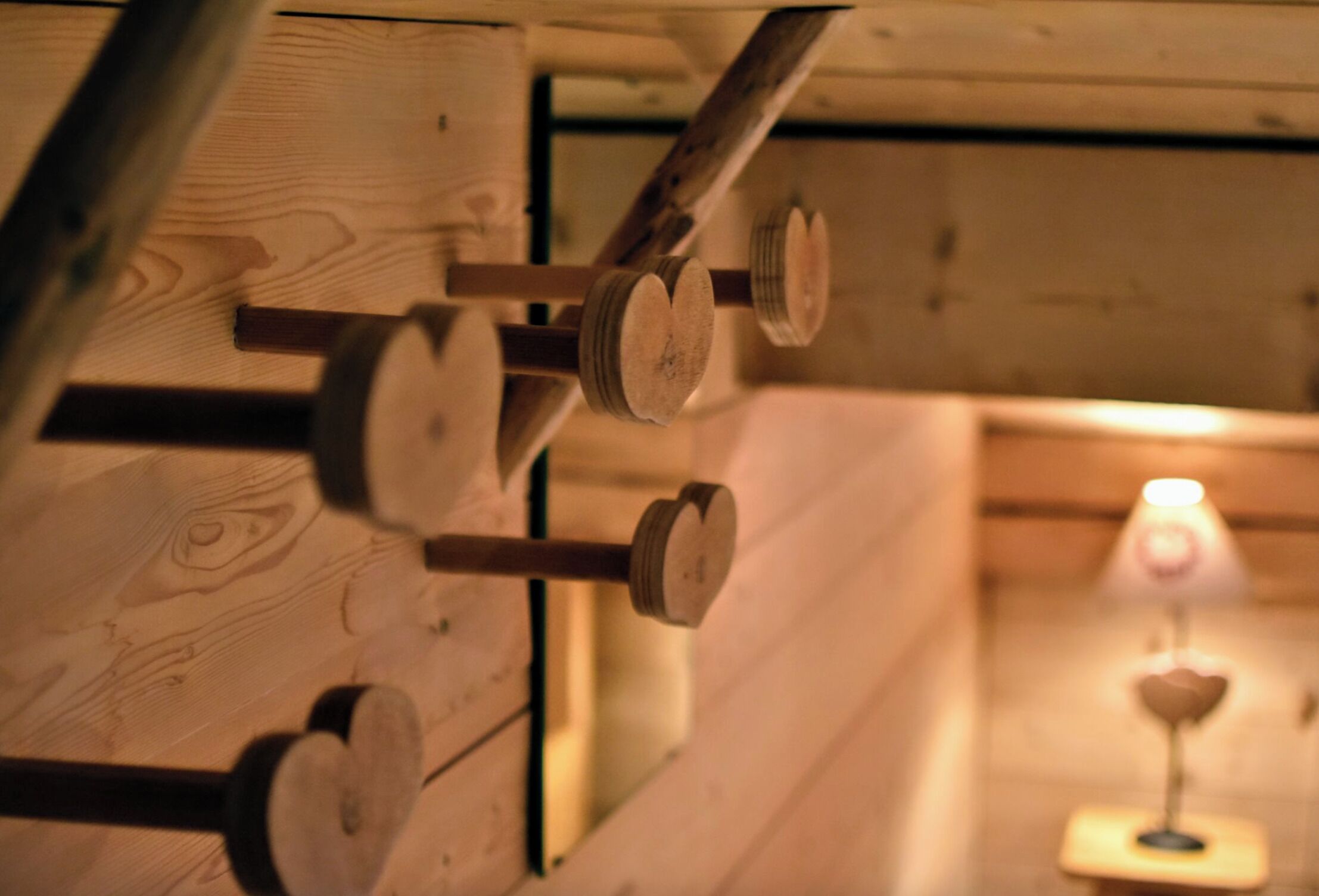 Una pared de madera con una serie de objetos circulares, posiblemente un adorno o elemento funcional.