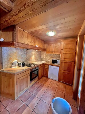 Apartamento clásico, balcón, vistas a la montaña | Cocina privada
