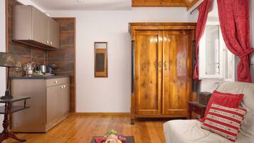 Deluxe Double Room | Minibar, in-room safe, iron/ironing board, free WiFi