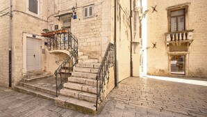 A stone building with a staircase leading to a balcony. - Sun Spalato Ammarulla (Split)