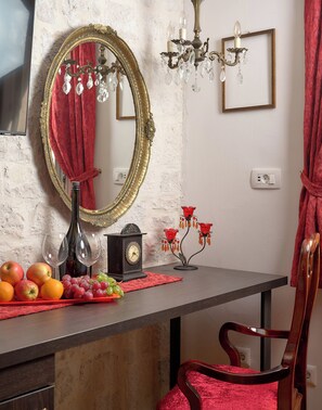 Kamar Double Deluks | Minibar, brankas, setrika/meja setrika, dan Wi-Fi gratis