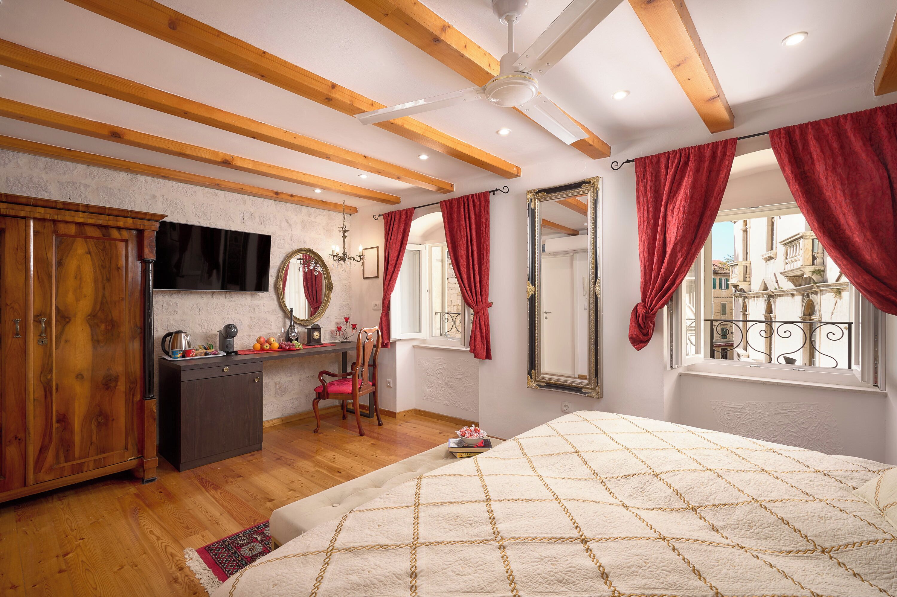 ميني بار وخزنة داخل الغرفة ومكواة/لوح كي وواي فاي مجانًا