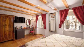 Deluxe Double Room | Minibar, in-room safe, iron/ironing board, free WiFi