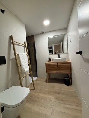 シャワー、ヘアドライヤー、タオル、石鹸