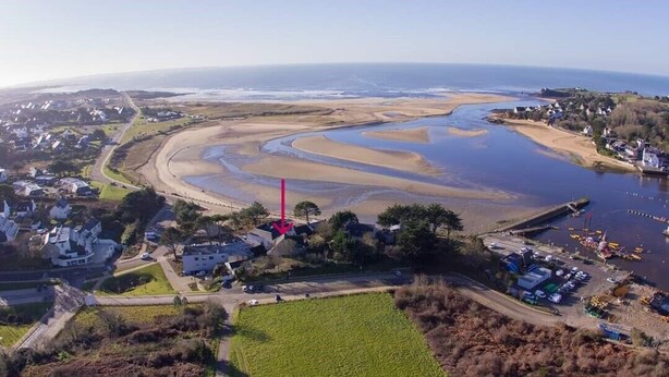 An aerial view of a coastal area with a river, sandy beaches, and residential buildings. - Pretty house at the foot of the beach - Jacuzzi (Guidel)