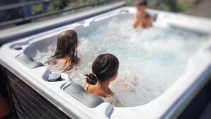A hot tub with three people in it. - Pretty house at the foot of the beach - Jacuzzi (Guidel)