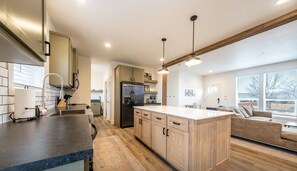 Køleskab, mikrobølgeovn, ovn, kogeplade