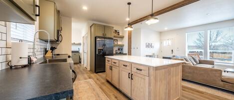 Refrigerador, microondas, horno, placa de cocina