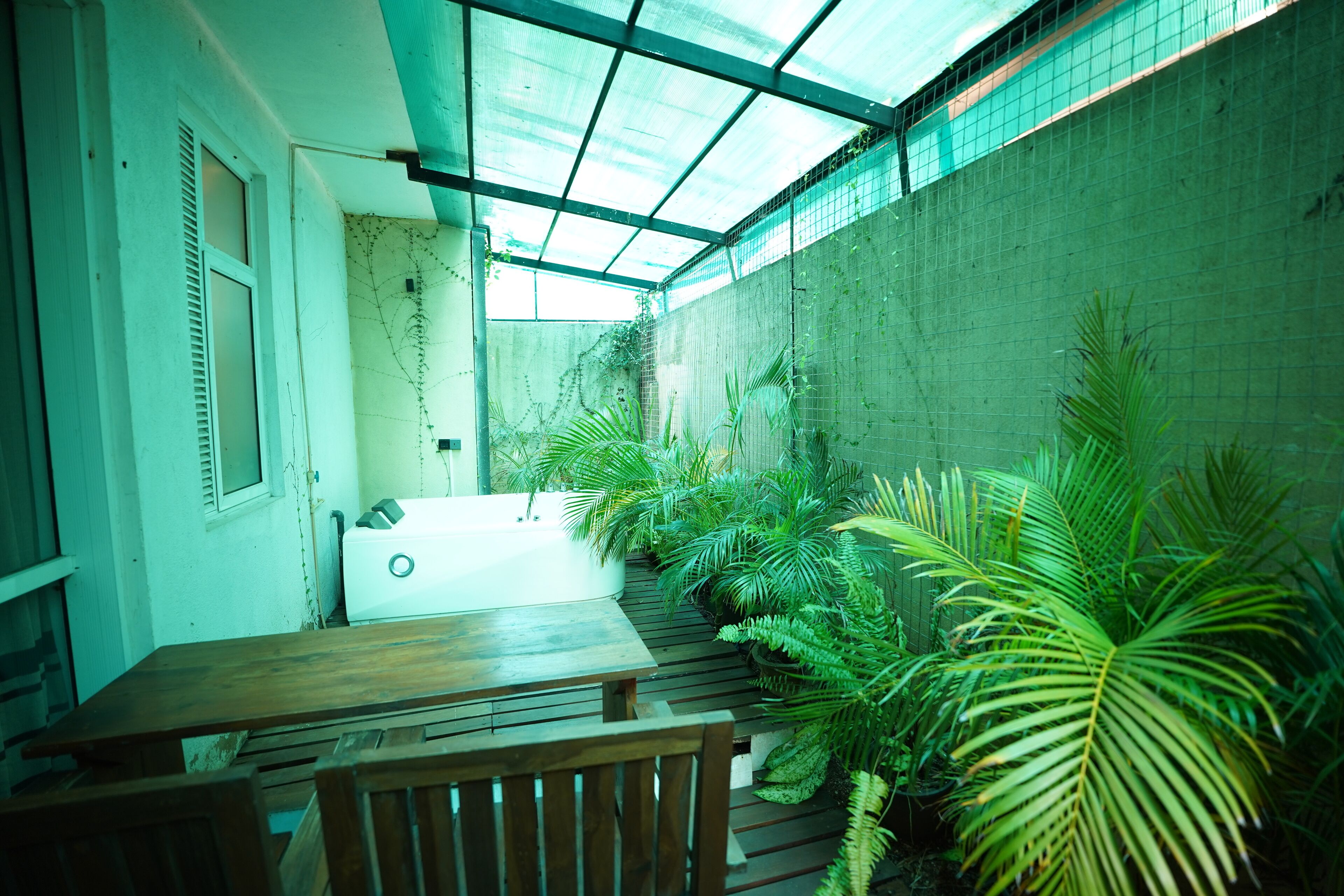 Luxury Suite, Balcony | Desk, laptop workspace, iron/ironing board, free WiFi