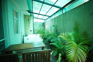 Suite Luxe, balcon | Bureau, espace de travail pour ordinateur portable