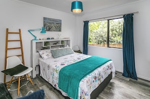 3 bedrooms, iron/ironing board, WiFi, bed sheets - Cute and central (Coromandel)