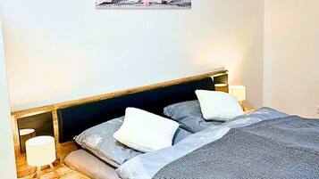 2 slaapkamers, een strijkplank/strijkijzer, reisbedje, wifi