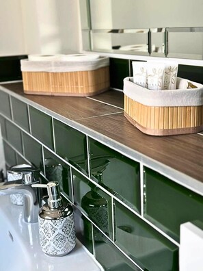 Secador de pelo, toallas, jabón y papel higiénico