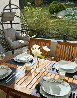 Outdoor dining - MOLA Apartments- Stylish old town apartment-Seilersee-terrace-grill-free WLAN (Iserlohn)