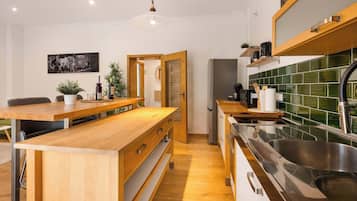 Wasserkocher mit Kaffee-/Teezubehör, Kühlschrank, Mikrowelle, Ofen