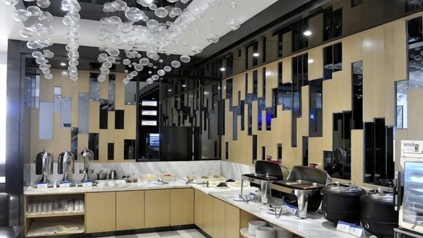 A modern kitchen with a central island, built-in appliances, and a decorative ceiling. - Yeste Hotel (Yulin Culture Square) (Yulin)