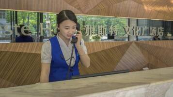 Una recepción con un recepcionista.