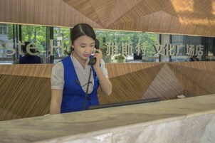 Een receptiebalie met een receptioniste.