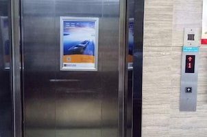En elevator med digitalt display og et billede på døren.