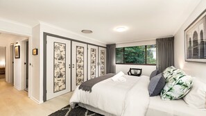3 bedrooms, iron/ironing board, internet, bed sheets