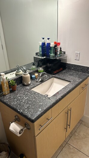 Een haardroger, handdoeken, zeep, toiletpapier